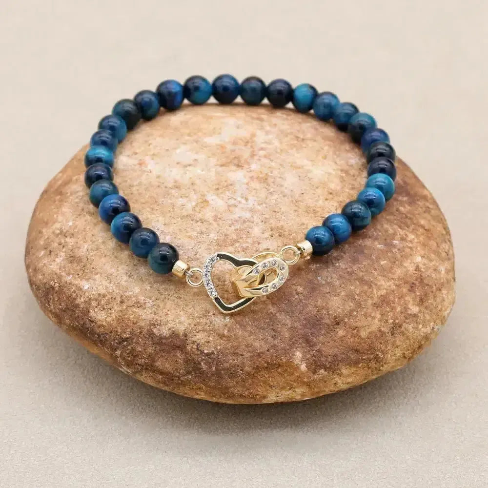 Vue latérale du bracelet montrant le fermoir cœur serti de zirconiums