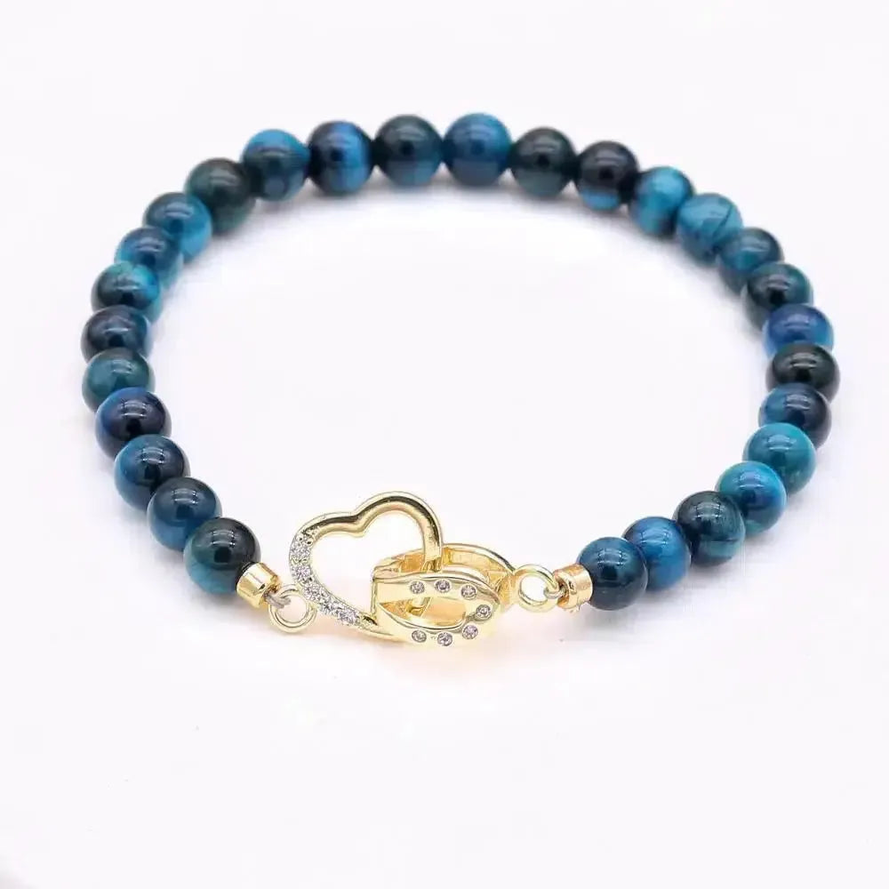 Détail du fermoir en cuivre en forme de cœur du bracelet