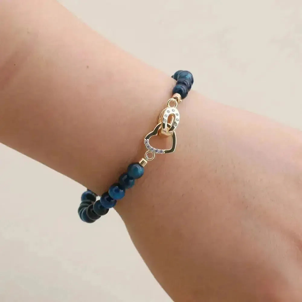 Bracelet posé à plat, mettant en valeur les perles bleues
