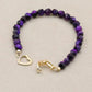 Gros plan sur les perles naturelles de 6 mm du bracelet