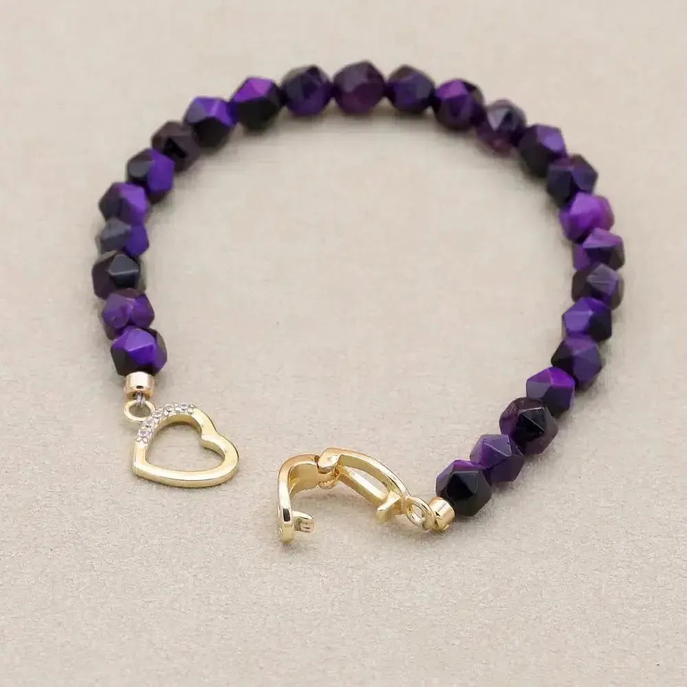 Gros plan sur les perles naturelles de 6 mm du bracelet