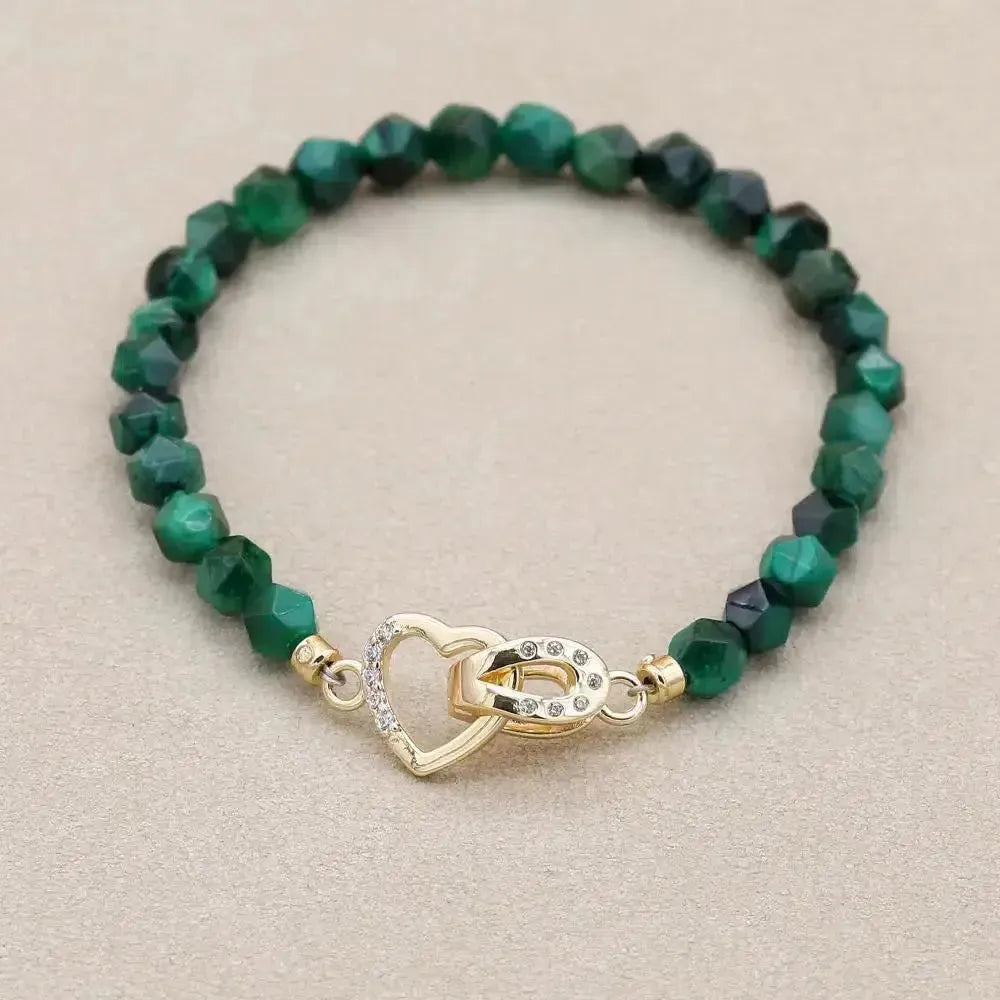 Vue d'ensemble du bracelet œil de tigre bleu sur fond neutre