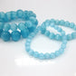Bracelet en perles d'opalite bleue sur fond blanc