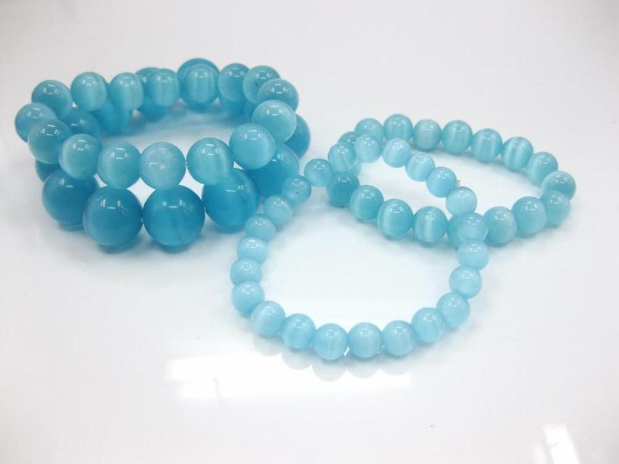 Bracelet en perles d'opalite bleue sur fond blanc