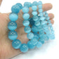 Gros plan sur les reflets lumineux des perles bleues