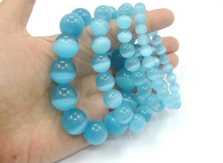 Gros plan sur les reflets lumineux des perles bleues