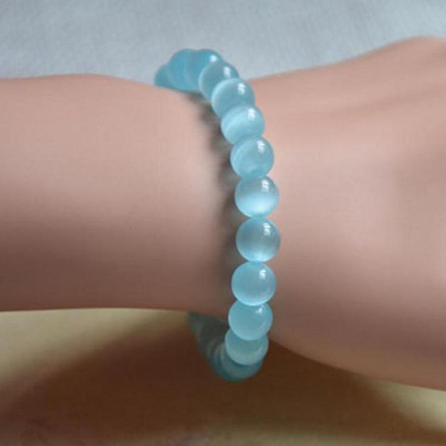 Bracelet opalite bleue enroulé, montrant sa texture lisse