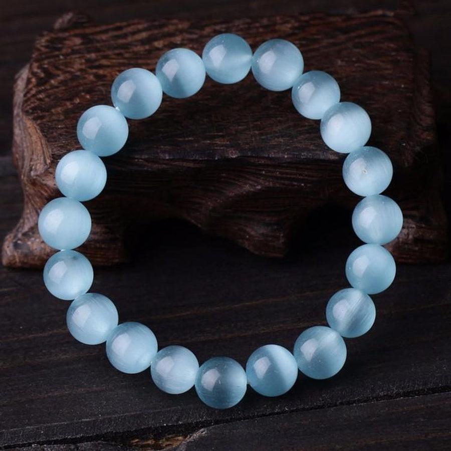 Vue latérale du bracelet en opalite bleue, perles brillantes