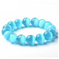 Bracelet opalite bleue posé sur une surface claire