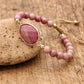 Vue rapprochée des perles de rhodonite facettées
