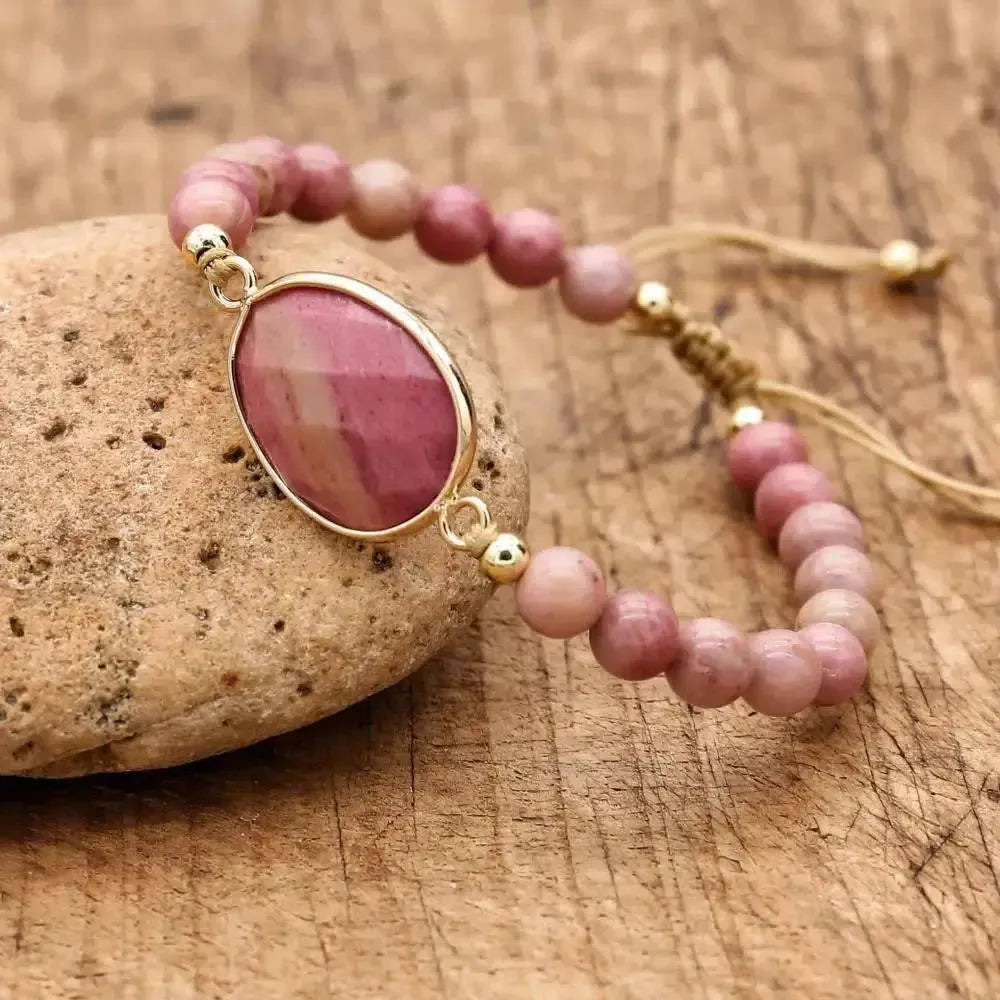 Vue rapprochée des perles de rhodonite facettées