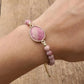 Bracelet artisanal en rhodonite sur fond neutre