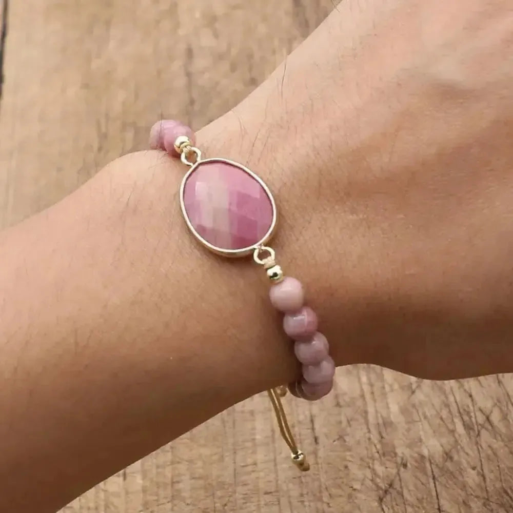 Bracelet artisanal en rhodonite sur fond neutre