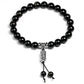 Bracelet obsidienne noire avec breloque Om en gros plan