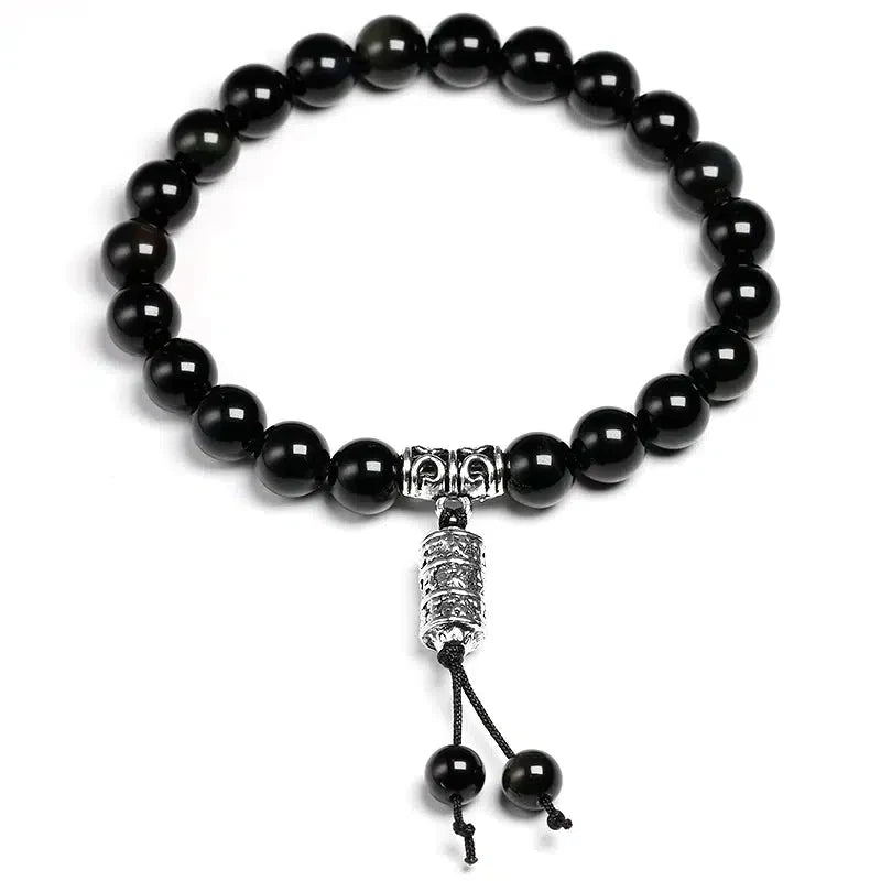 Bracelet obsidienne noire avec breloque Om en gros plan