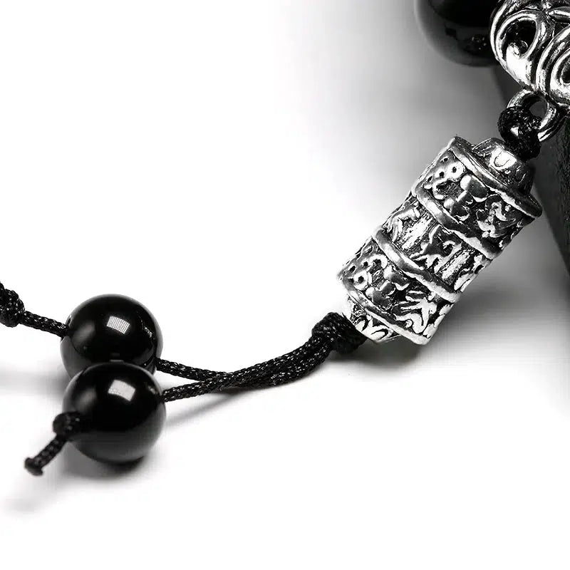 Détail du fermoir coulissant du bracelet en obsidienne