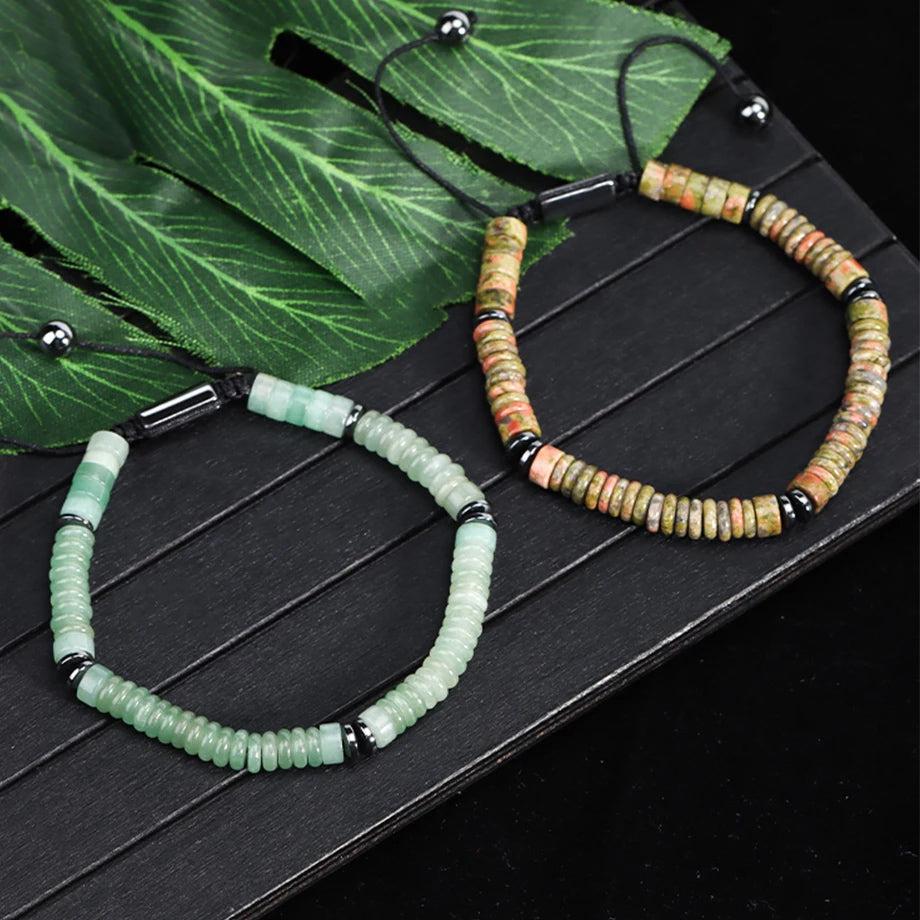 Bracelet en hématite avec perles plates sur fond blanc