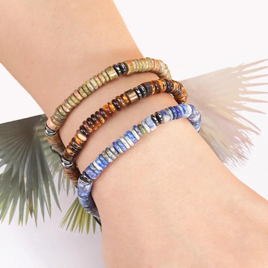 Gros plan sur les perles d'hématite du bracelet artisanal