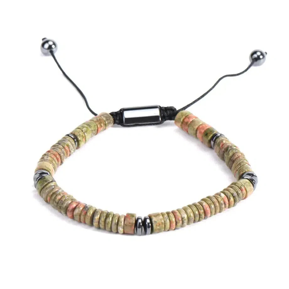 Détail des perles intercalaires en hématite sur le bracelet