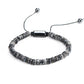 Vue rapprochée du bracelet en pierres et hématite