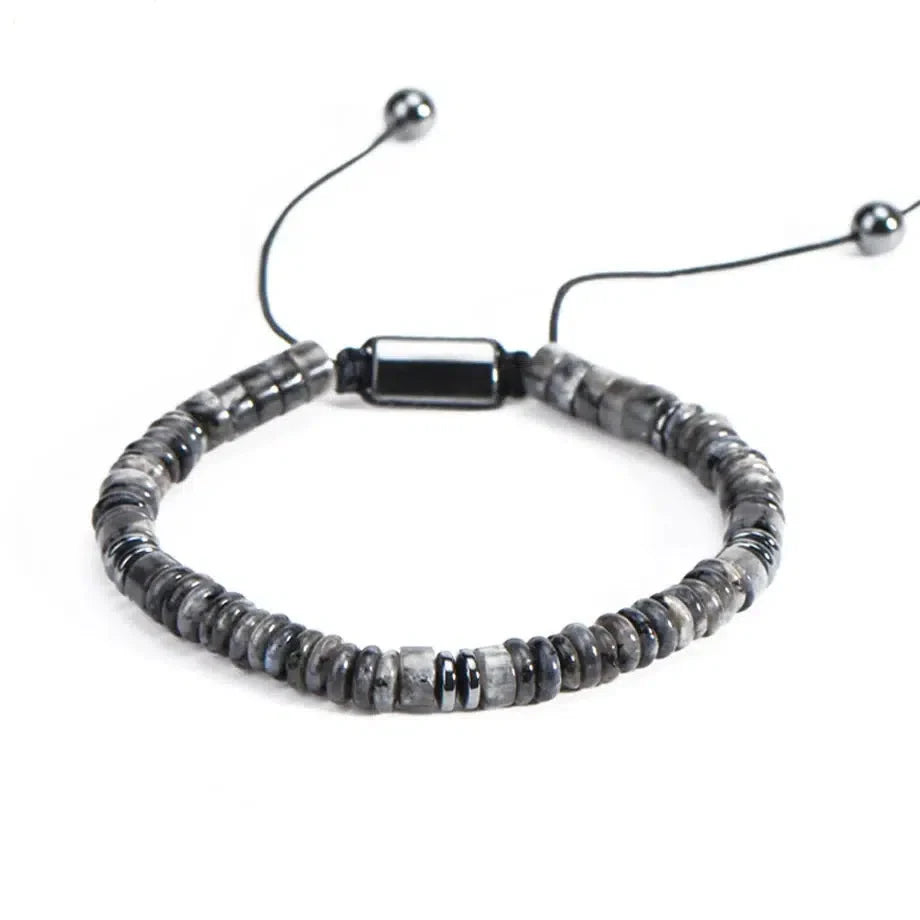 Vue rapprochée du bracelet en pierres et hématite