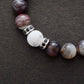 Bracelet en pierres d'Agate Botswana et Howlite sur fond blanc