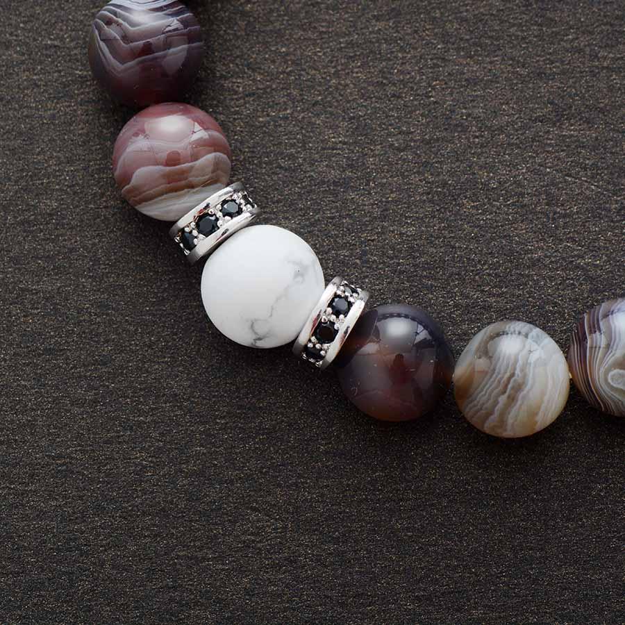 Bracelet en pierres d'Agate Botswana et Howlite sur fond blanc