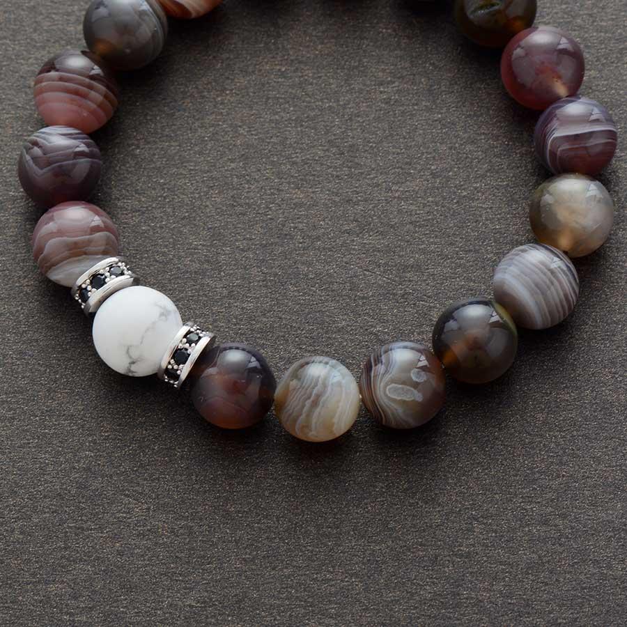 Détail des perles marbrées du bracelet en Agate et Howlite