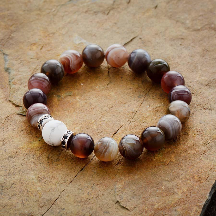 Vue rapprochée du bracelet montrant les nuances des pierres