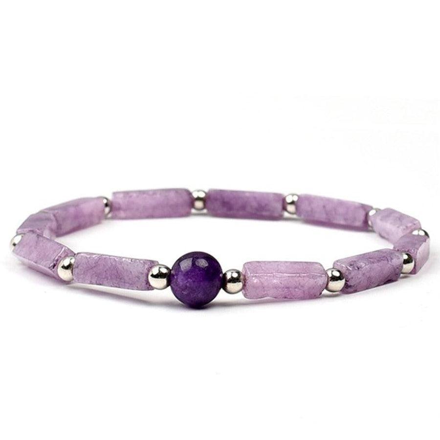 Bracelet améthyste étendu, mettant en valeur les perles argentées