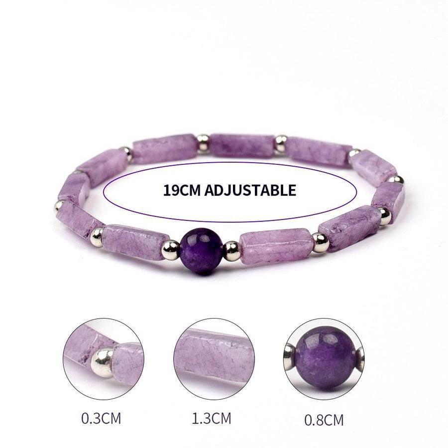 Vue rapprochée des perles d'améthyste de tailles variées