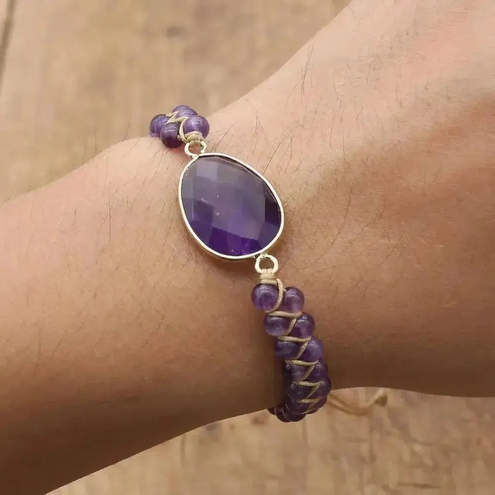 Zoom sur les pierres d'améthyste du bracelet macramé
