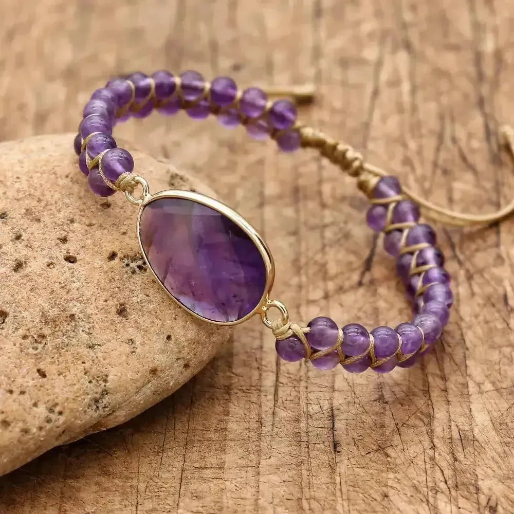 Vue d'ensemble du bracelet améthyste sur fond neutre