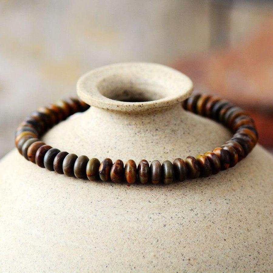 Vue latérale du bracelet en jaspe, perle centrale gravée