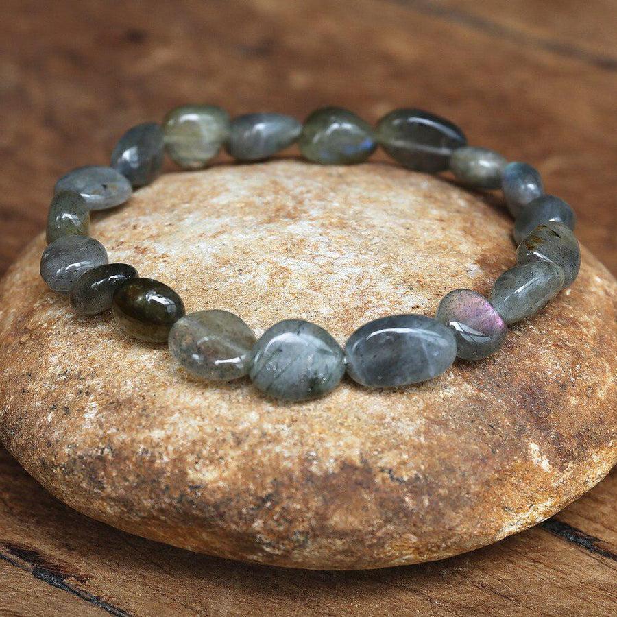 Bracelet en labradorite polie sur fond blanc