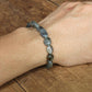 Gros plan sur les pierres lisses du bracelet