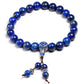 Vue rapprochée du bracelet en pierres bleues Lapis Lazuli