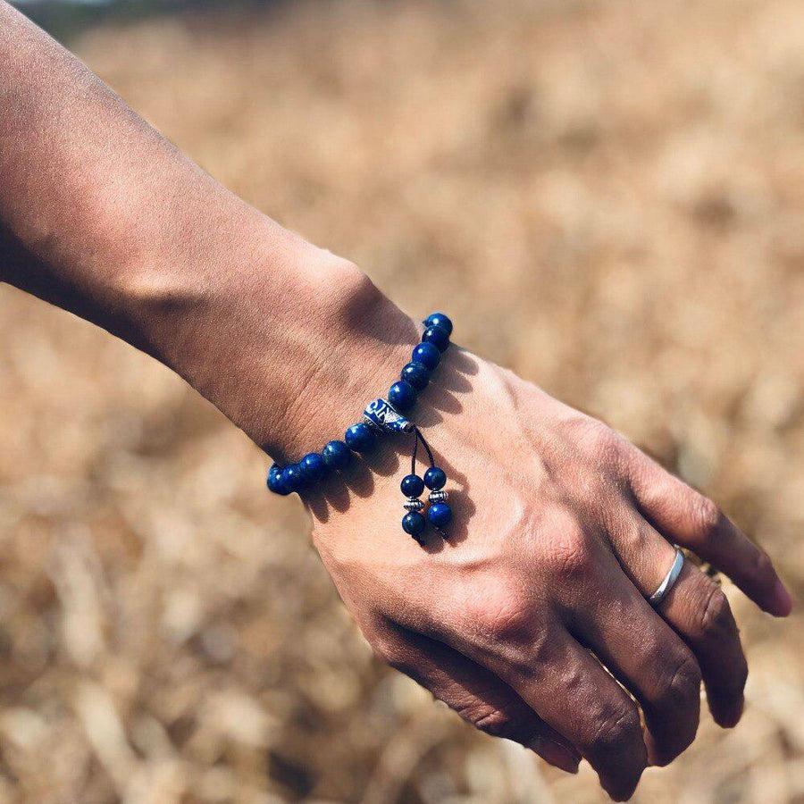 Détail du cordon tressé du bracelet en Lapis Lazuli