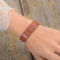 Vue de côté du bracelet en cuir et pierres de sable