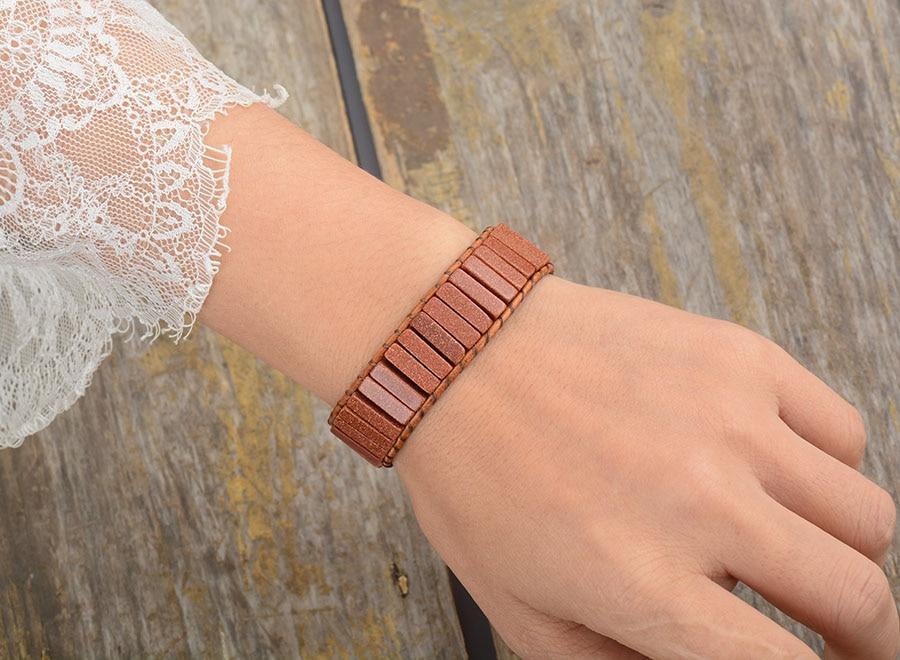 Vue de côté du bracelet en cuir et pierres de sable