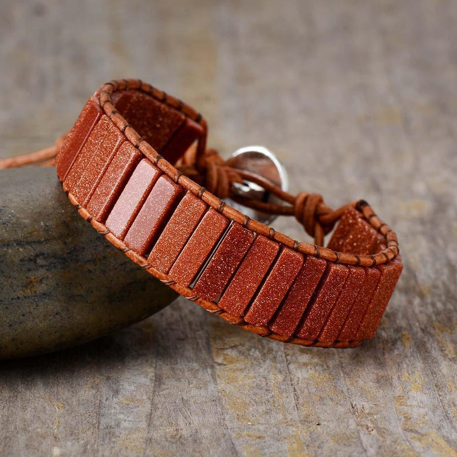 Détail des pierres de sable sur bracelet en cuir élégant