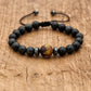 Bracelet en pierres naturelles sur fond blanc