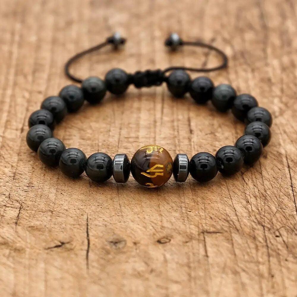 Bracelet en pierres naturelles sur fond blanc