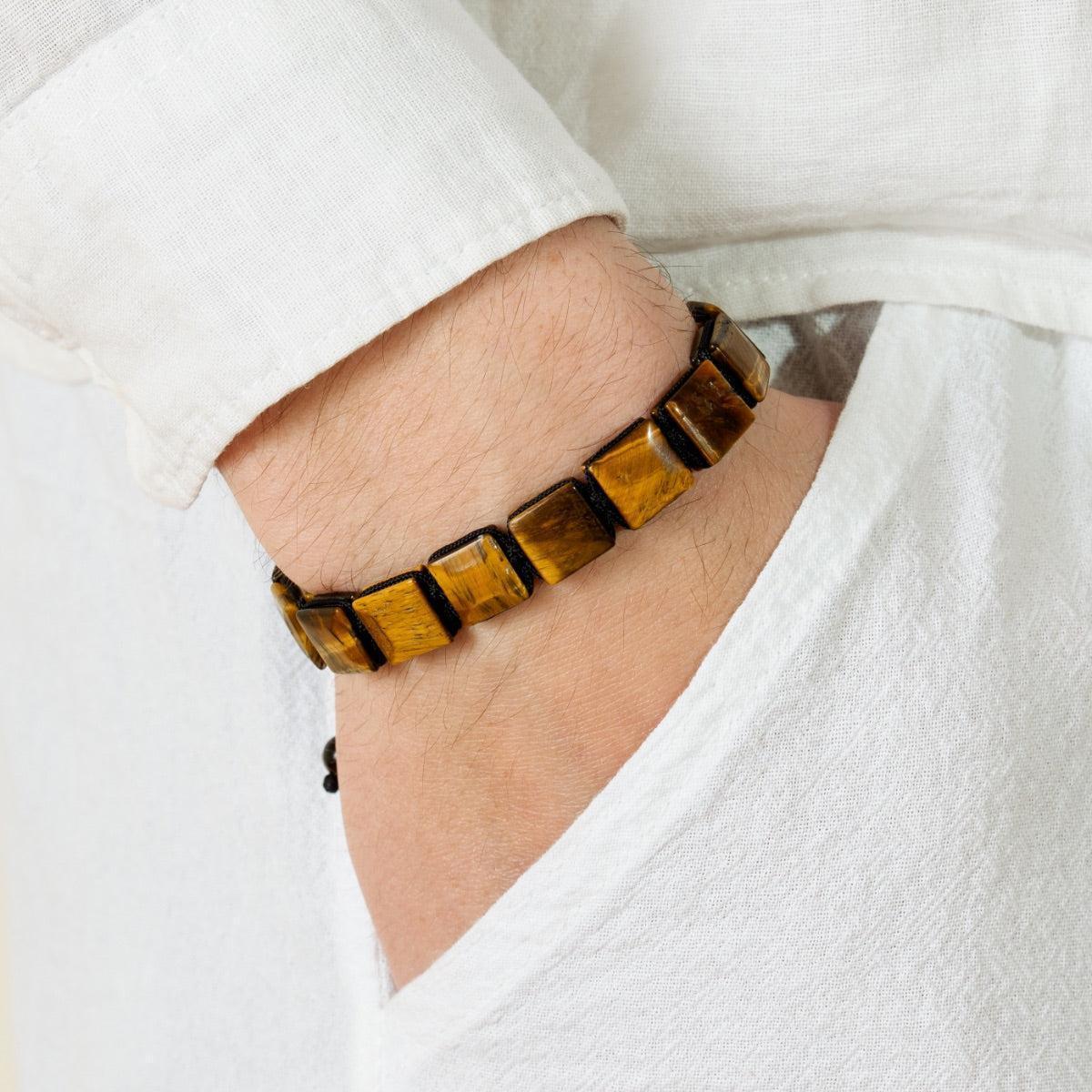 Bracelet en Œil de tigre carré sur fond blanc