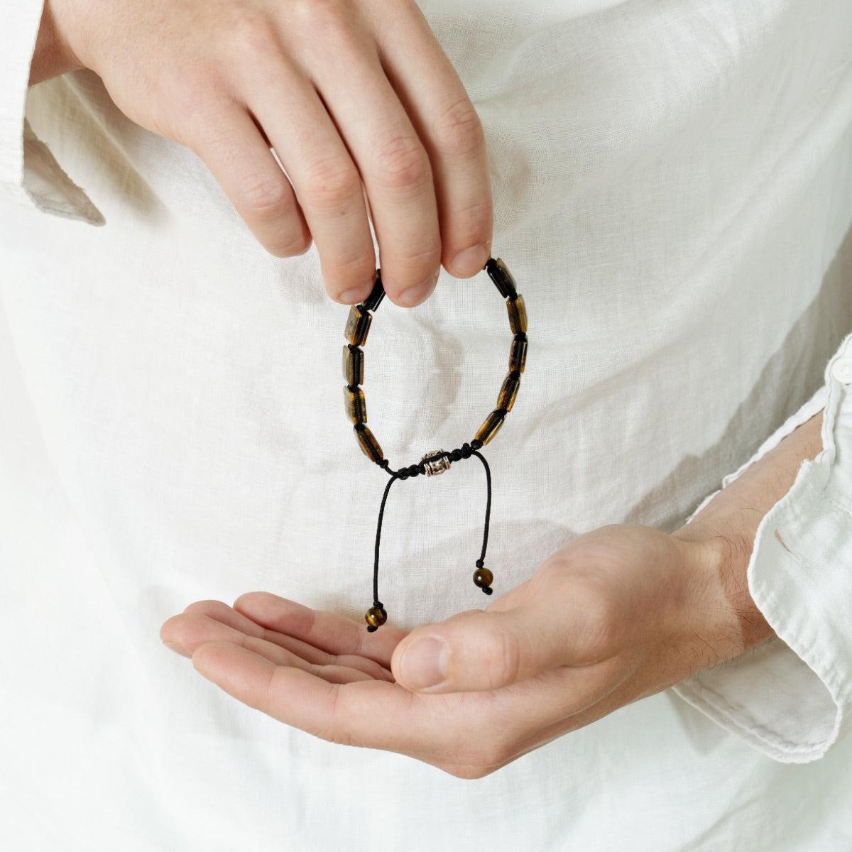 Gros plan sur les pierres carrées du bracelet