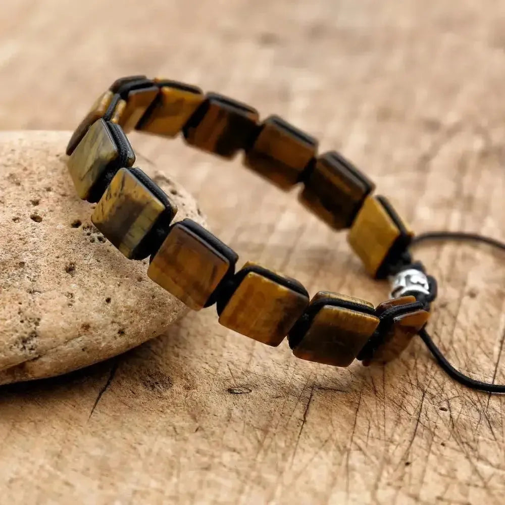 Bracelet artisanal posé sur une surface en bois