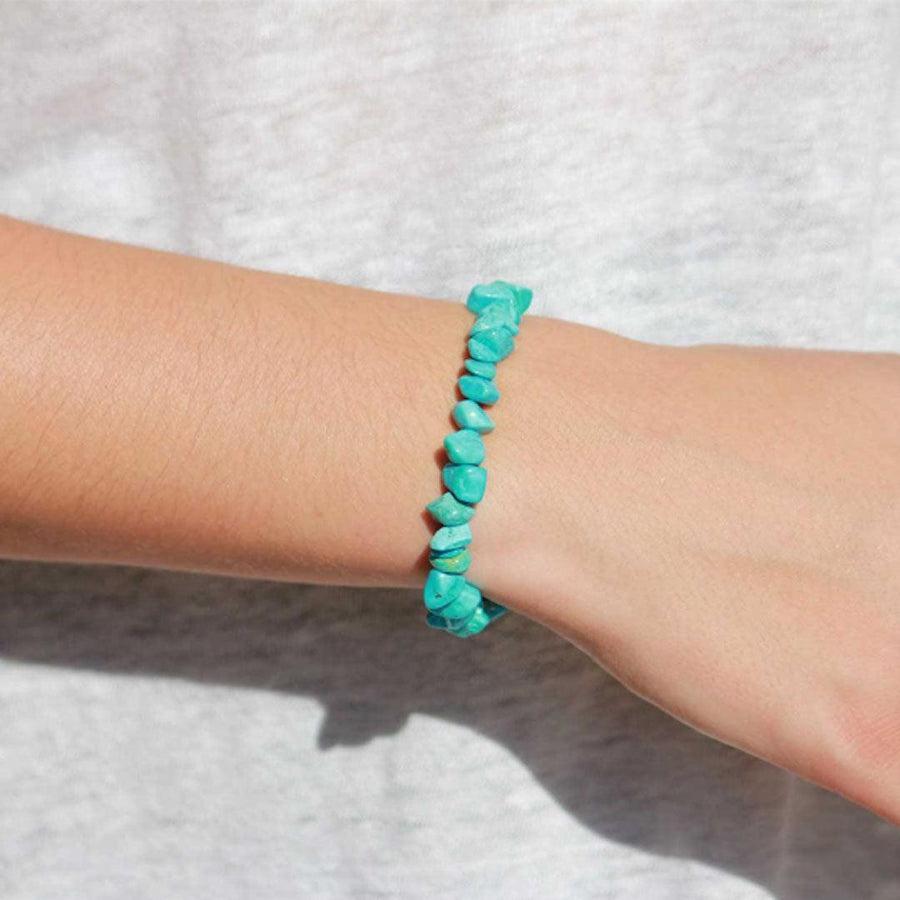 Gros plan sur les pierres uniques du bracelet turquoise