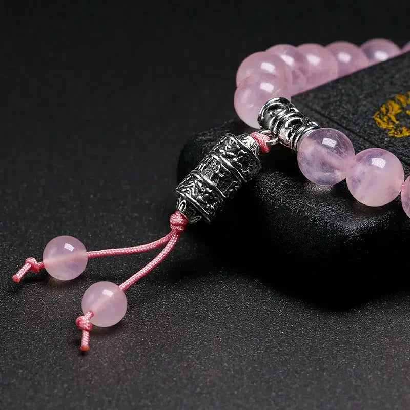 Vue rapprochée des perles de quartz rose 8 mm