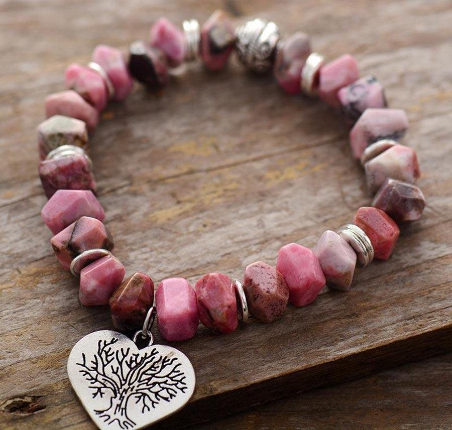 Gros plan sur perles roses et charme arbre de vie