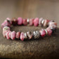 Vue détaillée du bracelet rhodonite et charme cœur
